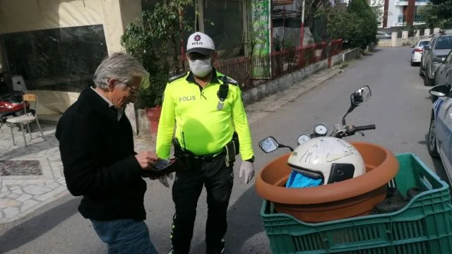 Kaskı kafasında değil saksıda taşıyan sürücüye 2 bin 893 TL cezası kesildi