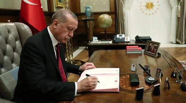 Cumhurbaşkanı Erdoğan "Hayırlı olsun" diyerek Ayasofya'da ibadetin önünü açan kararnameyi imzaladı