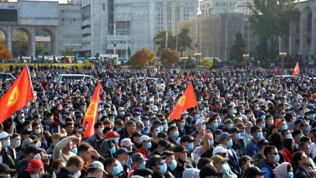 Kırgızistan'da olaylı gecenin ilk fotoğrafları! Eski cumhurbaşkanı Atambayev hapisten kaçırıldı, Cumhurbaşkanlığı Sarayı işgal edildi