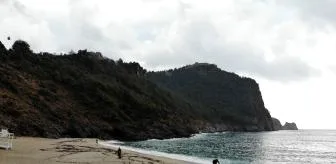 Alanya'da yağmur sonrası defineciler plajlara akın etti