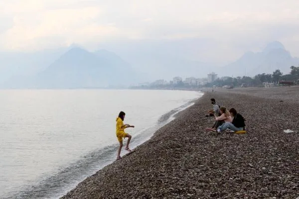 Sessizliğe bürünen Antalya, turistlere kaldı