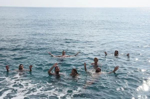  Turistlerin deniz keyfi