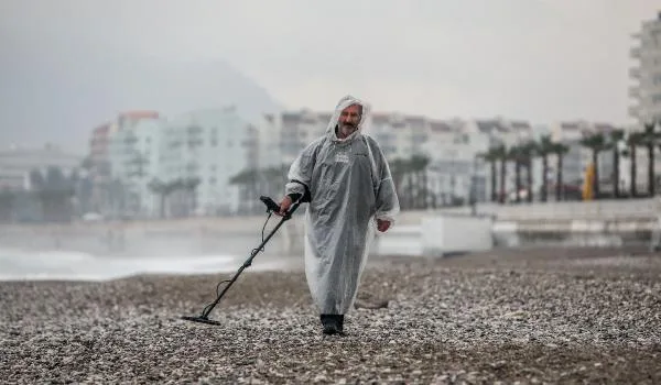 Geçimini sahilde değerli eşya arayarak sağlıyor