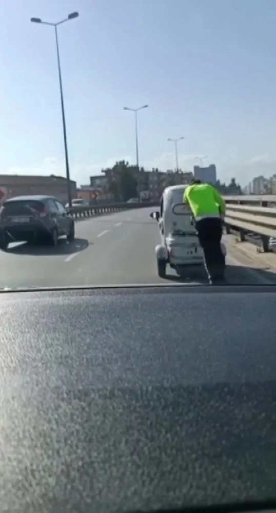 Trafik polisinden örnek hareket