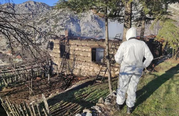 İbradı ilçesinde yalnız yaşayan 85 yaşındaki şahıs evde çıkan yangında yaşamını yitirdi