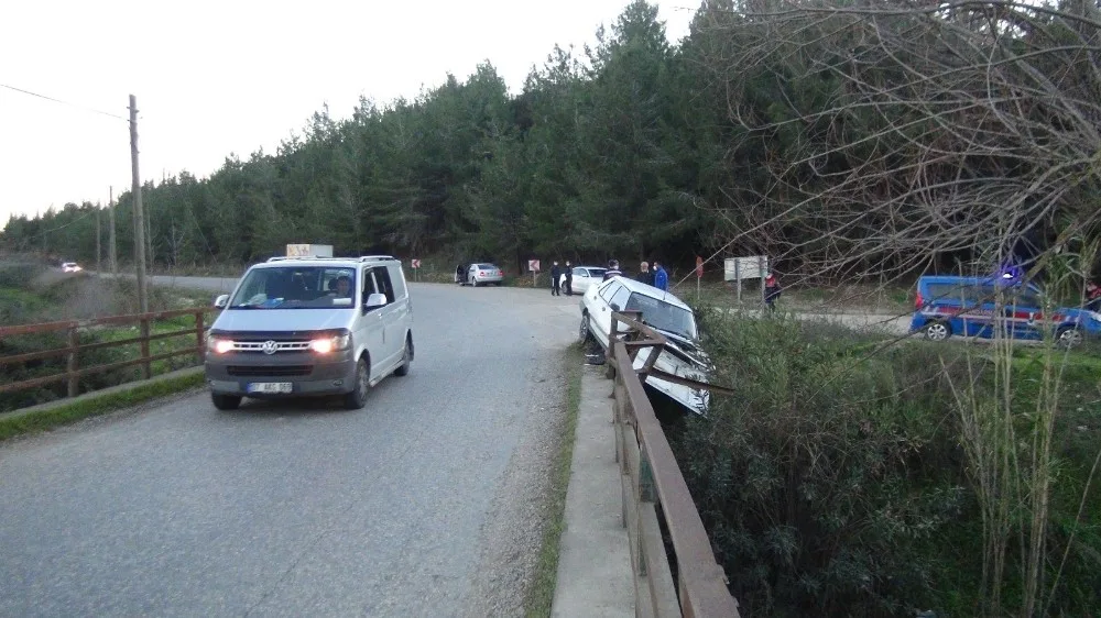 Sürücü direksiyon hakimiyetini kaybedince araç demir korkuluklara sıkıştı