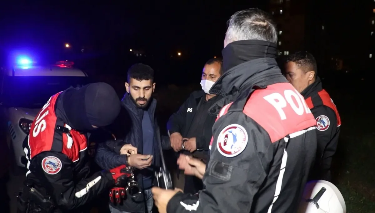 Kısıtlama saatinde polisin ‘dur’ ihtarına uymayıp otomobiliyle kaçan otomobil tamircisi, ortalığı birbirine kattı