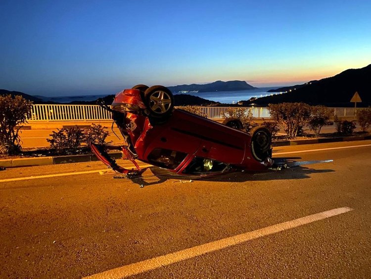  Antalya'da korkunç kaza! Otomobilden fırlayan genç kadın hayatını kaybetti
