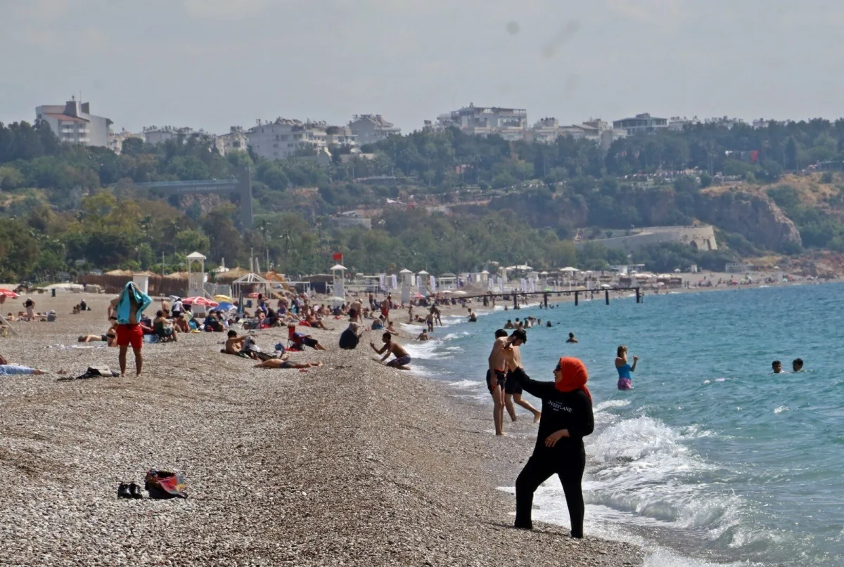 Antalya, 100 bin kişide görülen vaka sayısında kırmızı bölgeden uzaklaştı