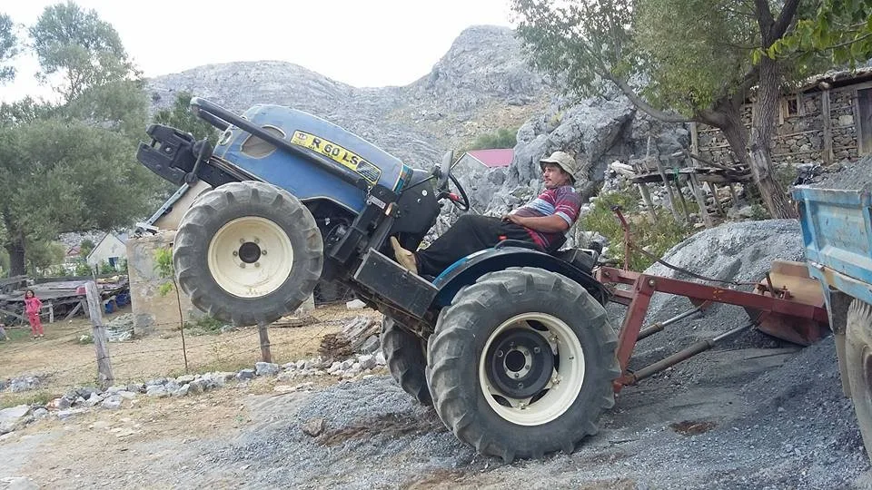 Gazipaşa ilçesinde traktörün devrilmesi sonucu 1 kişi hayatını kaybetti