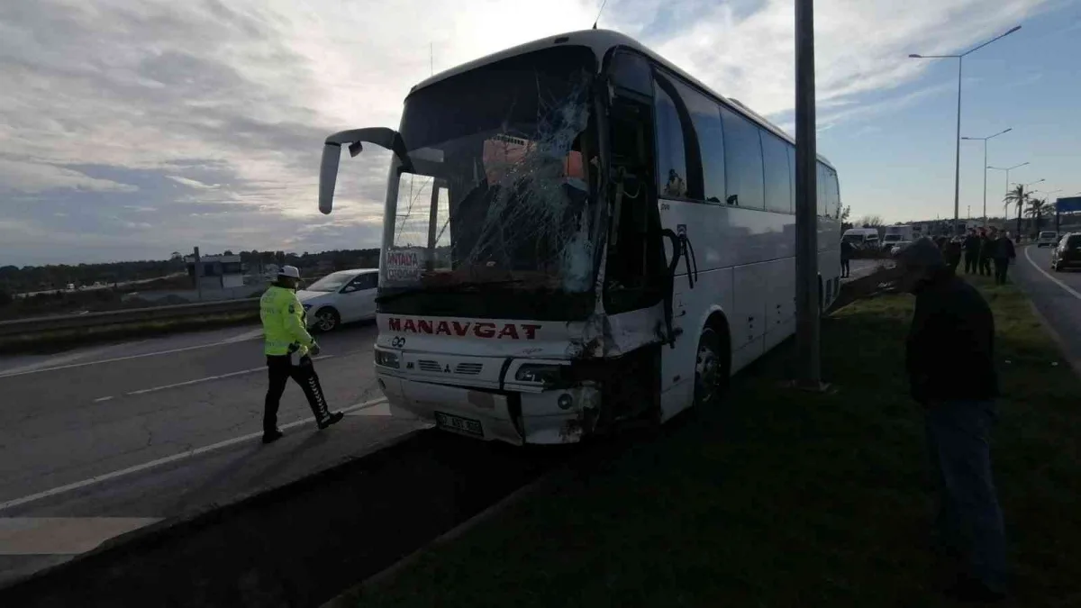 Manavgat'ta kontrolünü kaybeden otobüs palmiye ağacını devirerek durdu
