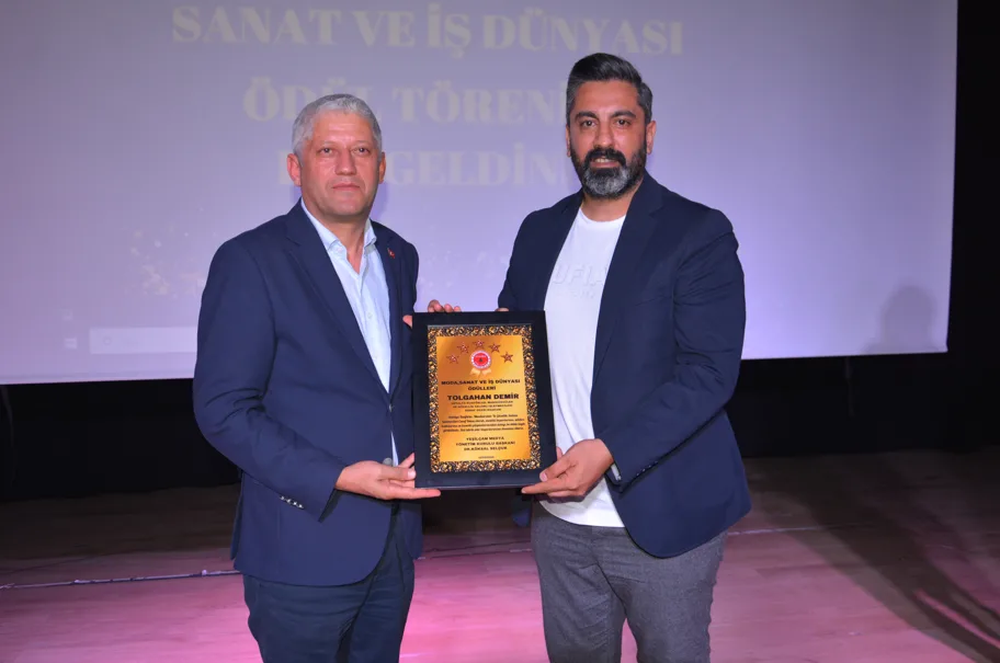 ASSİM'DE DÜZENLENEN MODA, SANAT VE İŞ DÜNYASI ÖDÜL TÖRENİNDE TOLGAHAN DEMİR'E ONUR ÖDÜLÜ VERİLDİ