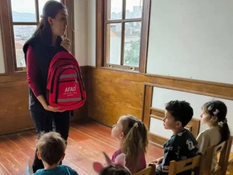 Ordu AFAD Ekiplerince Minik Öğrencilere Çök-Kapan-Tutun Tatbikatı ve Afetlerde Yapılması Gerekenler Hakkında Bilgi Verilerek Afet Bilinci Aşılandı