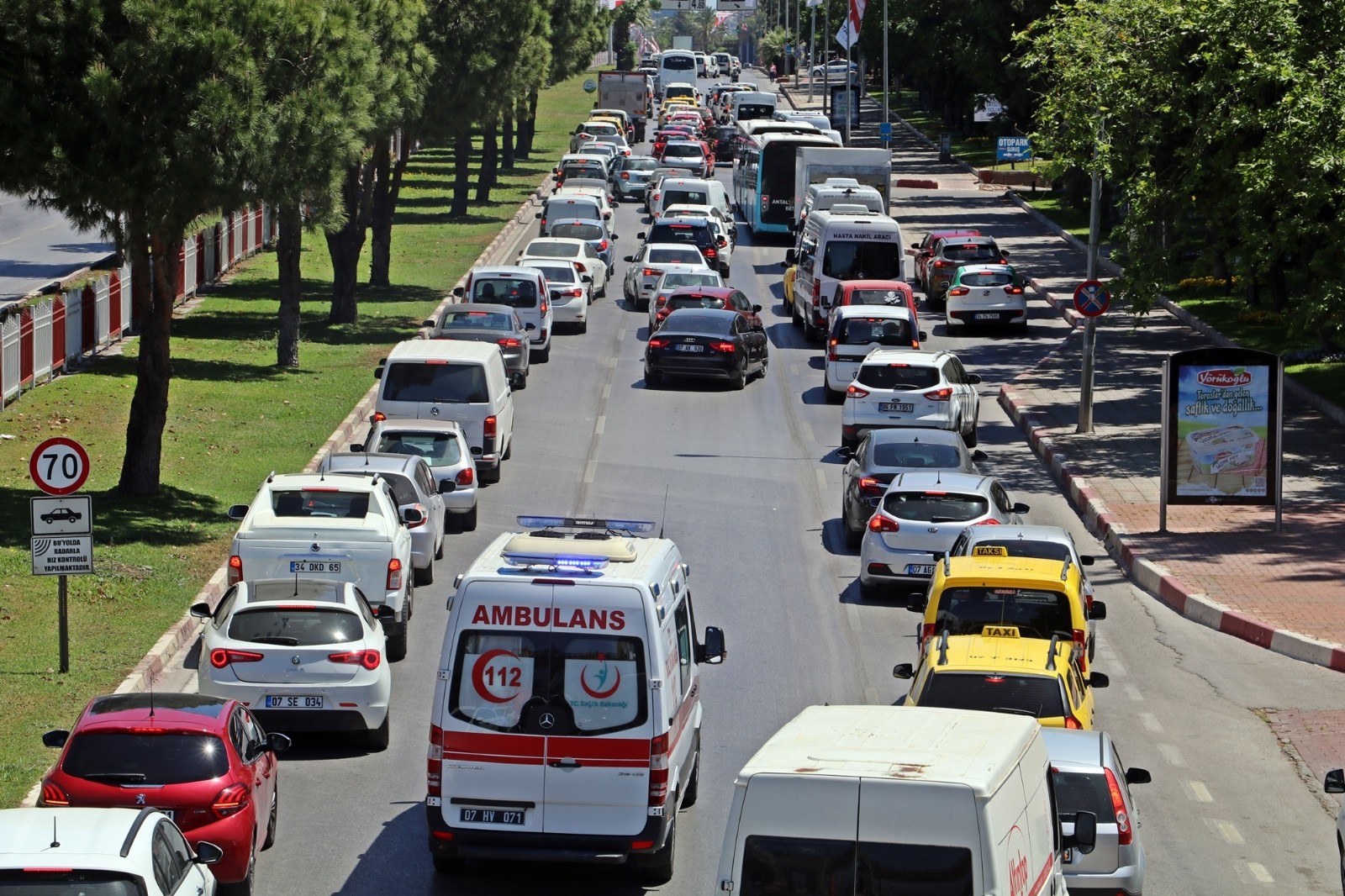 1 kilometrelik araç kuyruğundaki sürücüler ambulans için seferber oldu