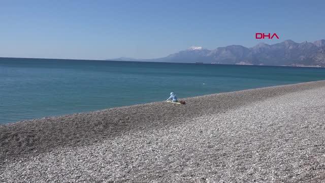  11 kilometrelik dünyaca ünlü Konyaaltı Sahili'nde güneşlenen tek turist
