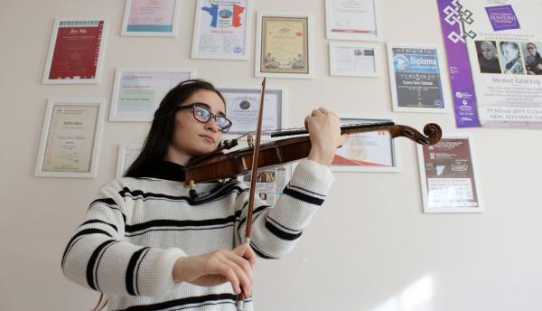 12 yaşındaki kemancı Cansu, 6 yarışmada Türkiye'yi temsil etti