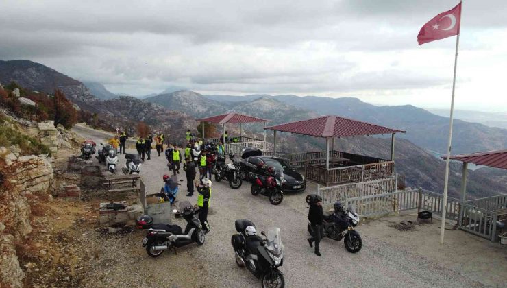 15 kişilik motosiklet ekibi gittikleri ilçelerin turistik ve kültürel anlamda tanıtılmasına öncülük ediyorlar