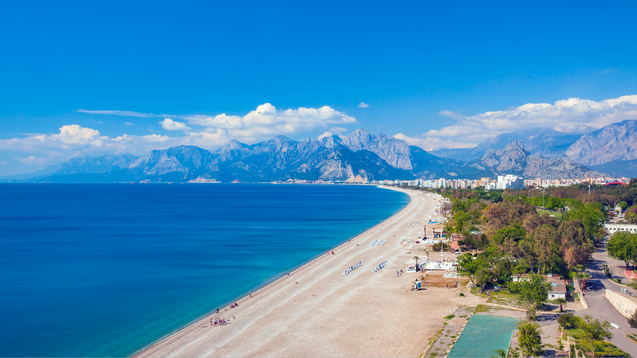 Antalya’da Denizde Fenalaşan Genç Deniz Polisi Tarafından Kurtarıldı