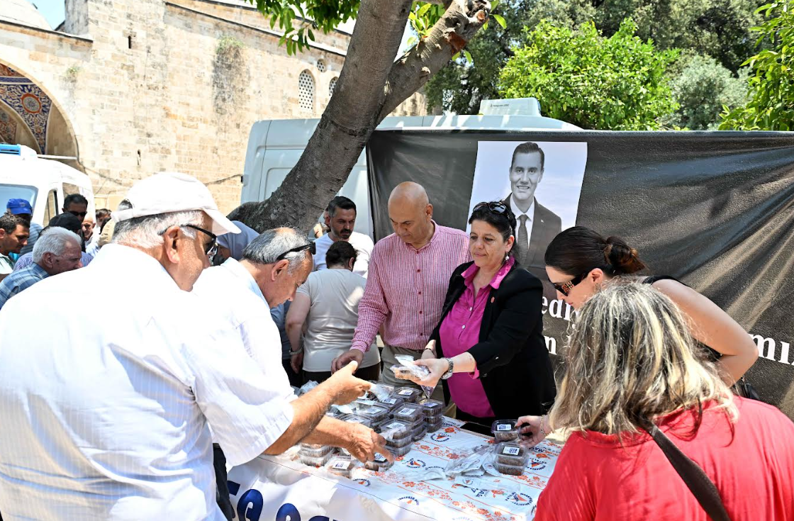 Ferdi Zeyrek İçin Muratpaşa’da helva dağıtıldı