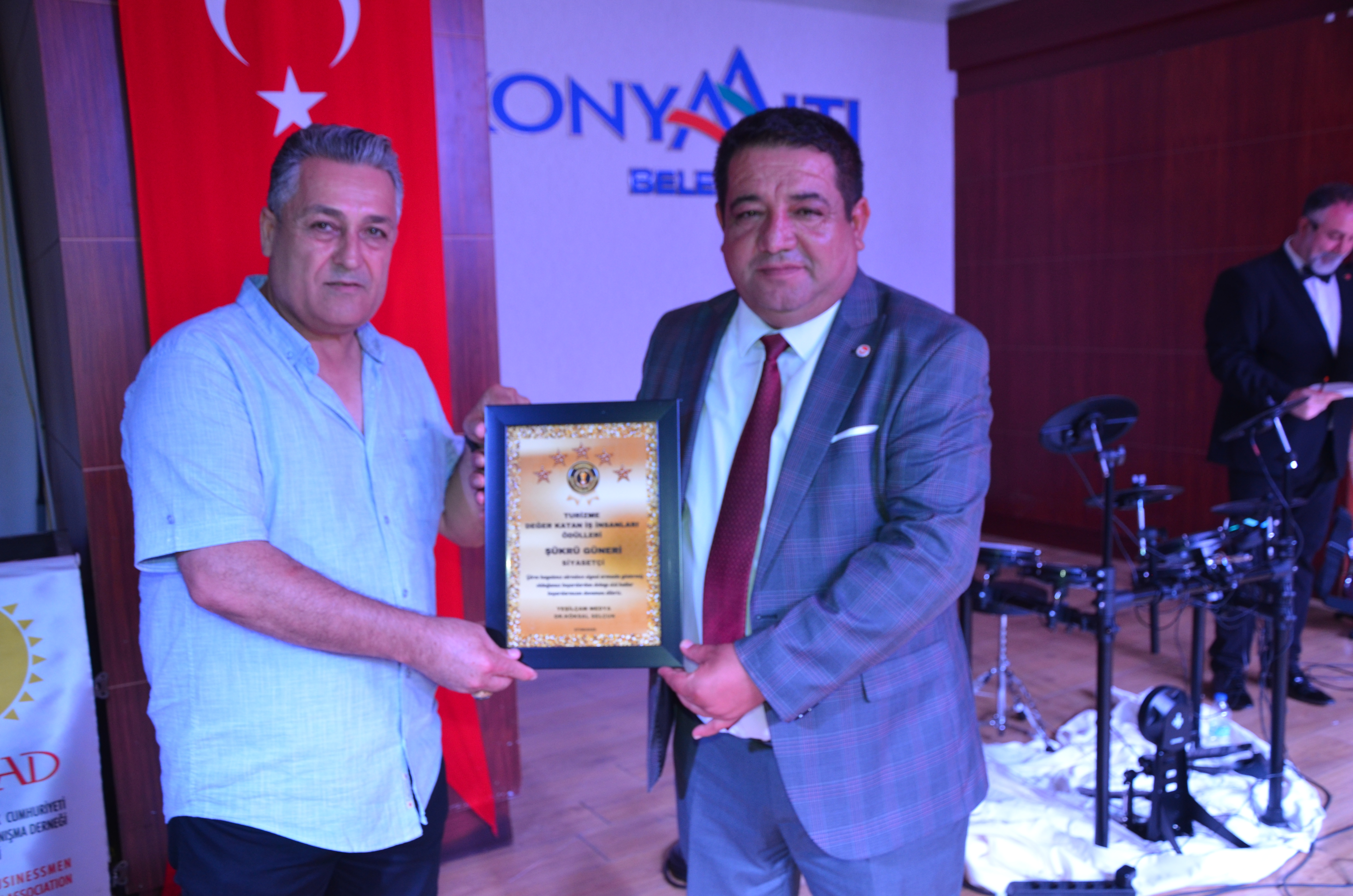 Siyasete ve Yerel Dayanışmaya Katkı Ödülü: Şükrü Güneri’ye Anlamlı Takdim