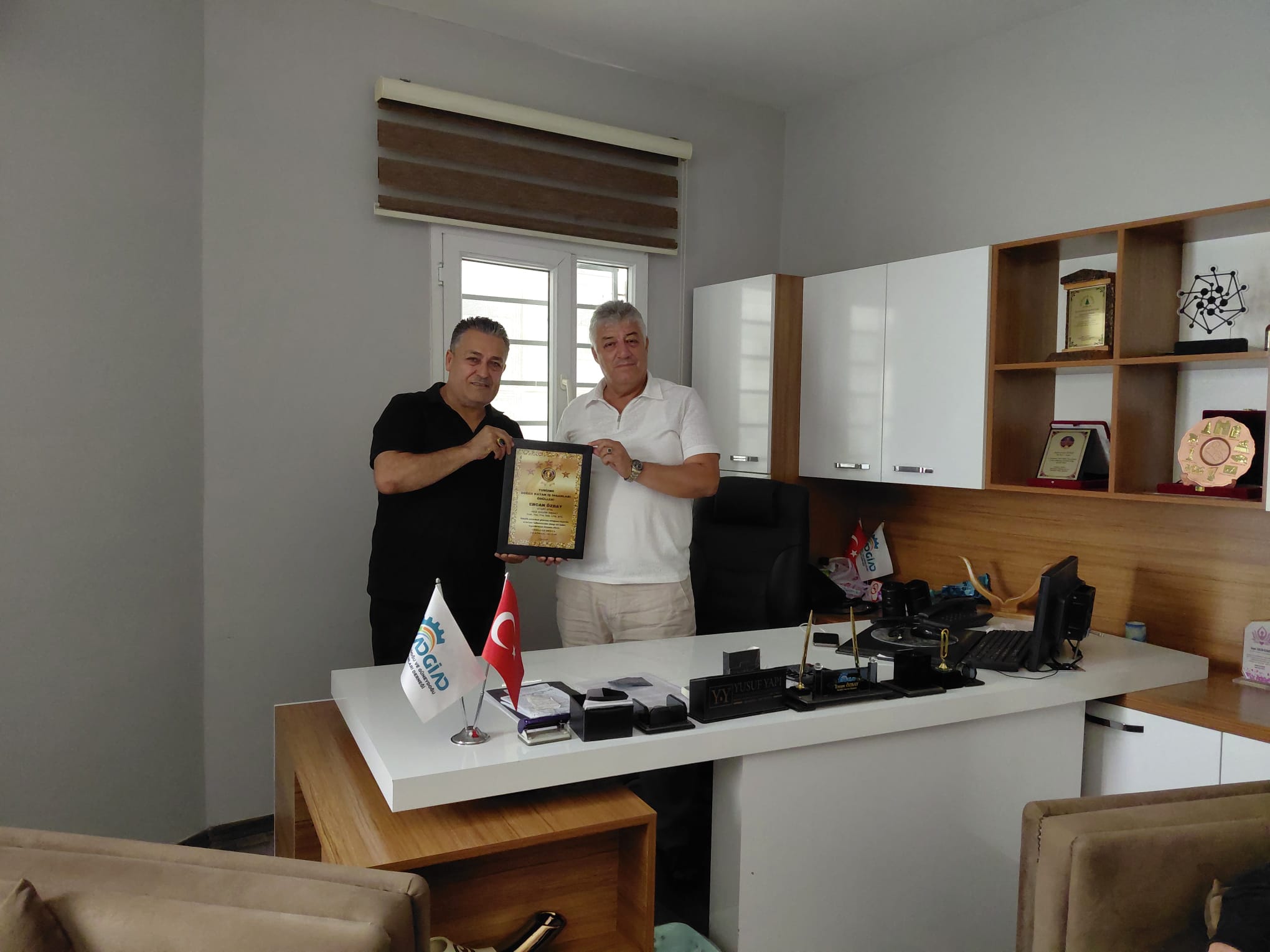Start Otel Sahibi Ercan Özbay’a Ödül Ofisinde Takdim Edildi