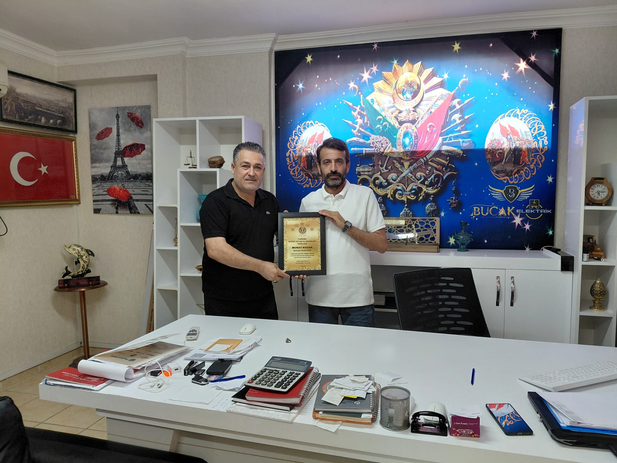 Bucak Elektrik Sahibi Murat Kozak’a Anlamlı Ödül: İş Yerinde Takdim Edildi