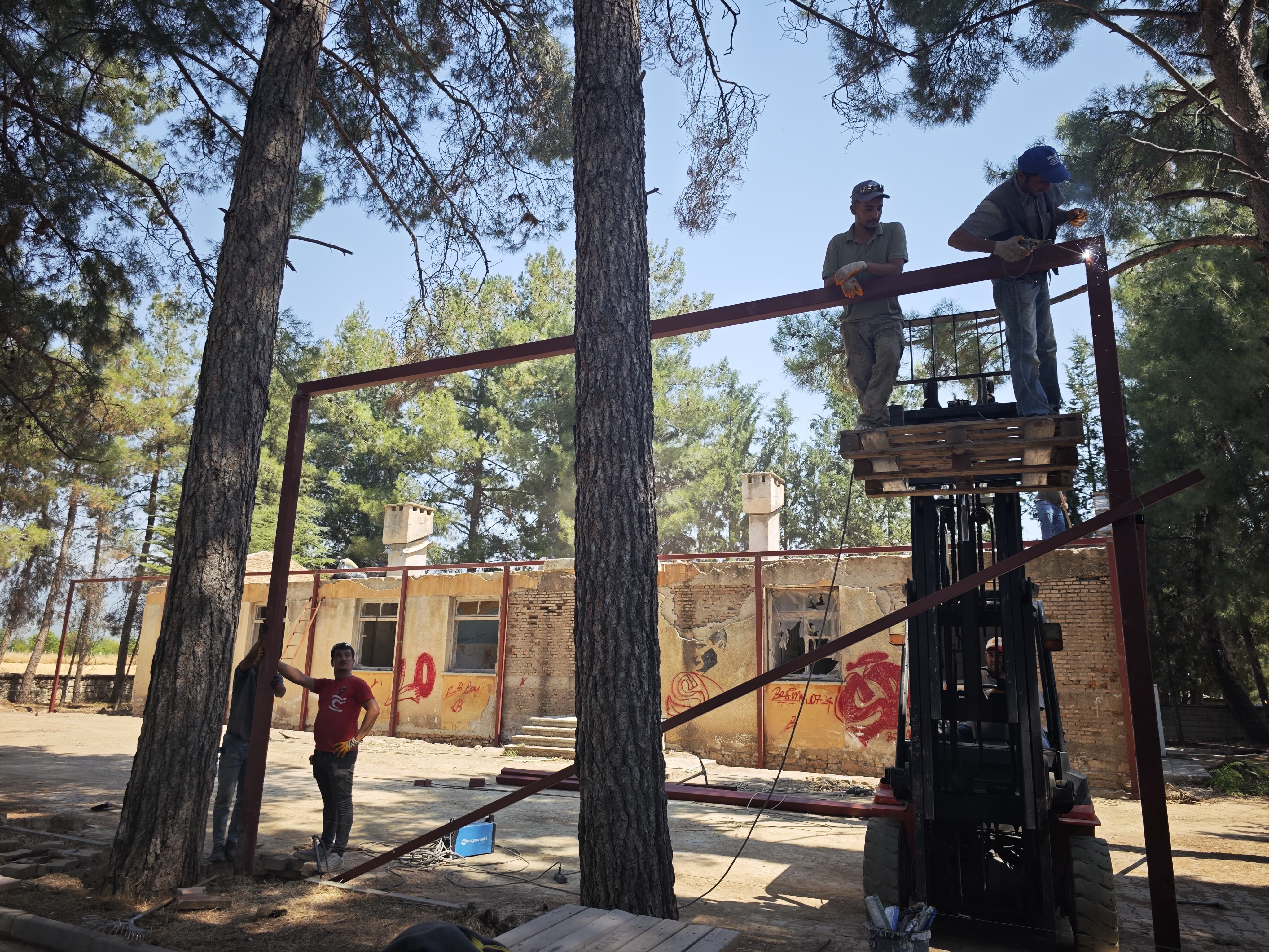Korkuteli Belediyesi Atıl Vaziyetteki Okul Bahçesini Sosyal Alan Yapıyor