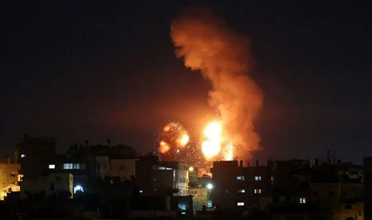 İsrail, Yemen’de Husilere Ait Limanları ve Santrali Vurdu; Karşılık Füze Saldırısı Oldu