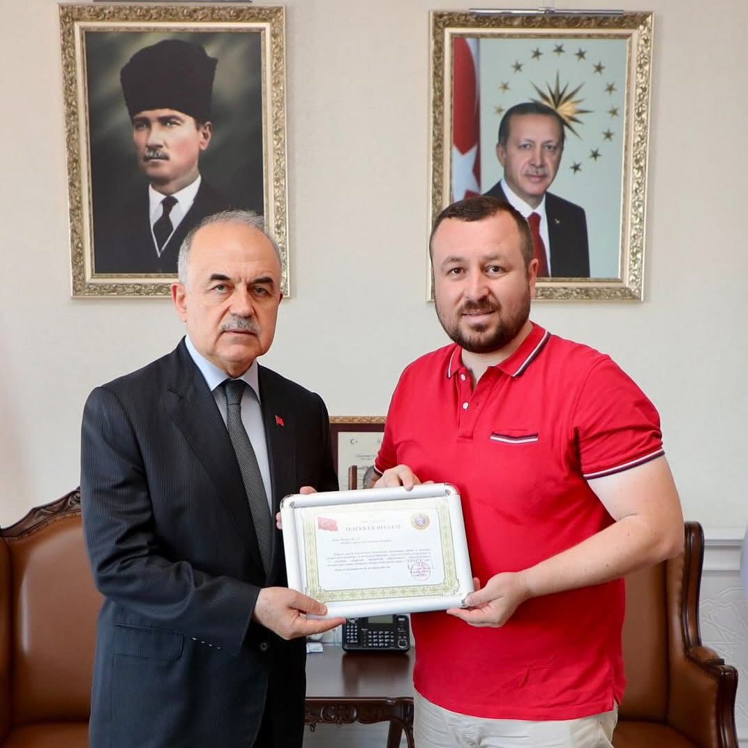 VALİ EROL’DAN AA MUHABİRİNE TEŞEKKÜR BELGESİ   Ali Yazan /Ordu  Ordu Valisi Muammer Erol, Anadolu Ajansı Ordu Kıdemli Muhabiri Hayati Akçay’ı başarılı haberlerinden dolayı “Teşekkür Belgesi” ile ödüllendirdi.   Vali Erol, Akçay’ı makamında misafir ederek 