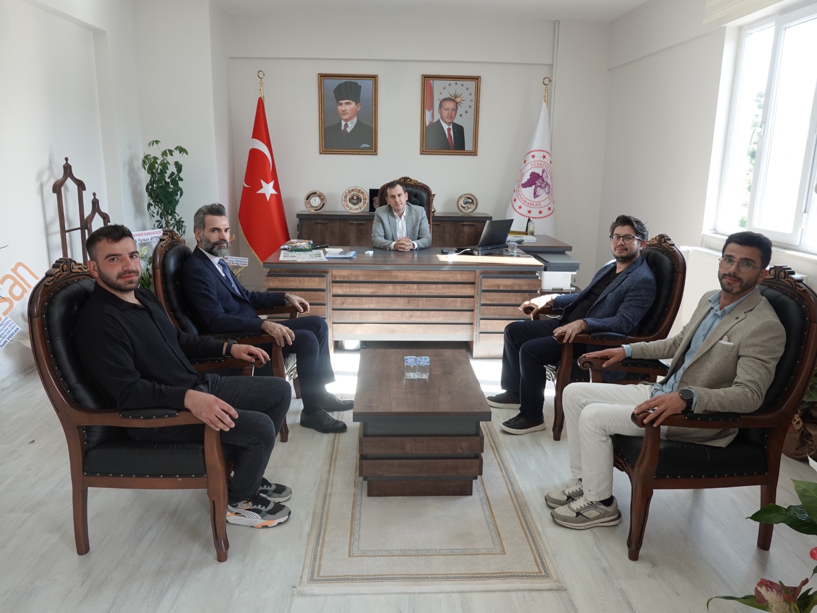 İSLÂM ÜLKELERİ AB BASIN MÜŞAVİRİ AKGÜNEŞ'TEN KAYMAKAM KILIÇASLAN'A HAYIRLI OLSUN ZİYARETİ