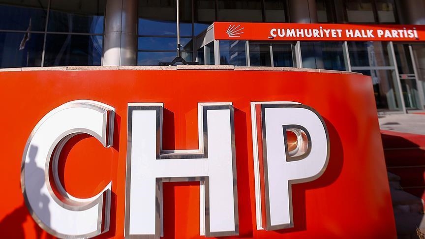 CHP Parti Meclisi, belediyelere yönelik gözaltılar ve siyasi baskıları görüşmek üzere toplandı. Yapılan açıklamada, 2 Kasım’da erken seçim çağrısı yinelendi. CHP, iktidarın hukuku ve demokrasiyi hedef aldığını savunarak, siyasi tutuklamalara karşı tutuksu