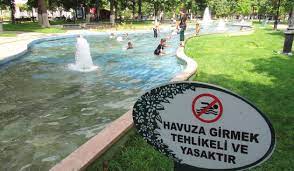 Antalya Sıcağında Çocuklar Süs Havuzlarında Serinledi