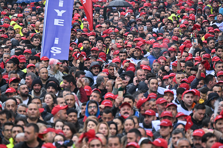 “Bir Çikolata Bile İsteyemiyoruz” – İşçi Çocuklarından Toplu Sözleşme Çağrısı