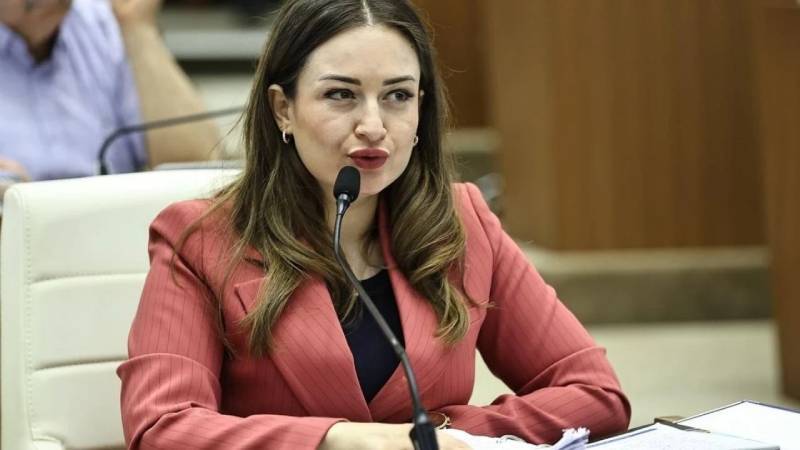 Muhittin Böcek’in görevden uzaklaştırılmasının ardından Antalya Büyükşehir Belediyesi Başkanvekilliğine Büşra Özdemir seçildi