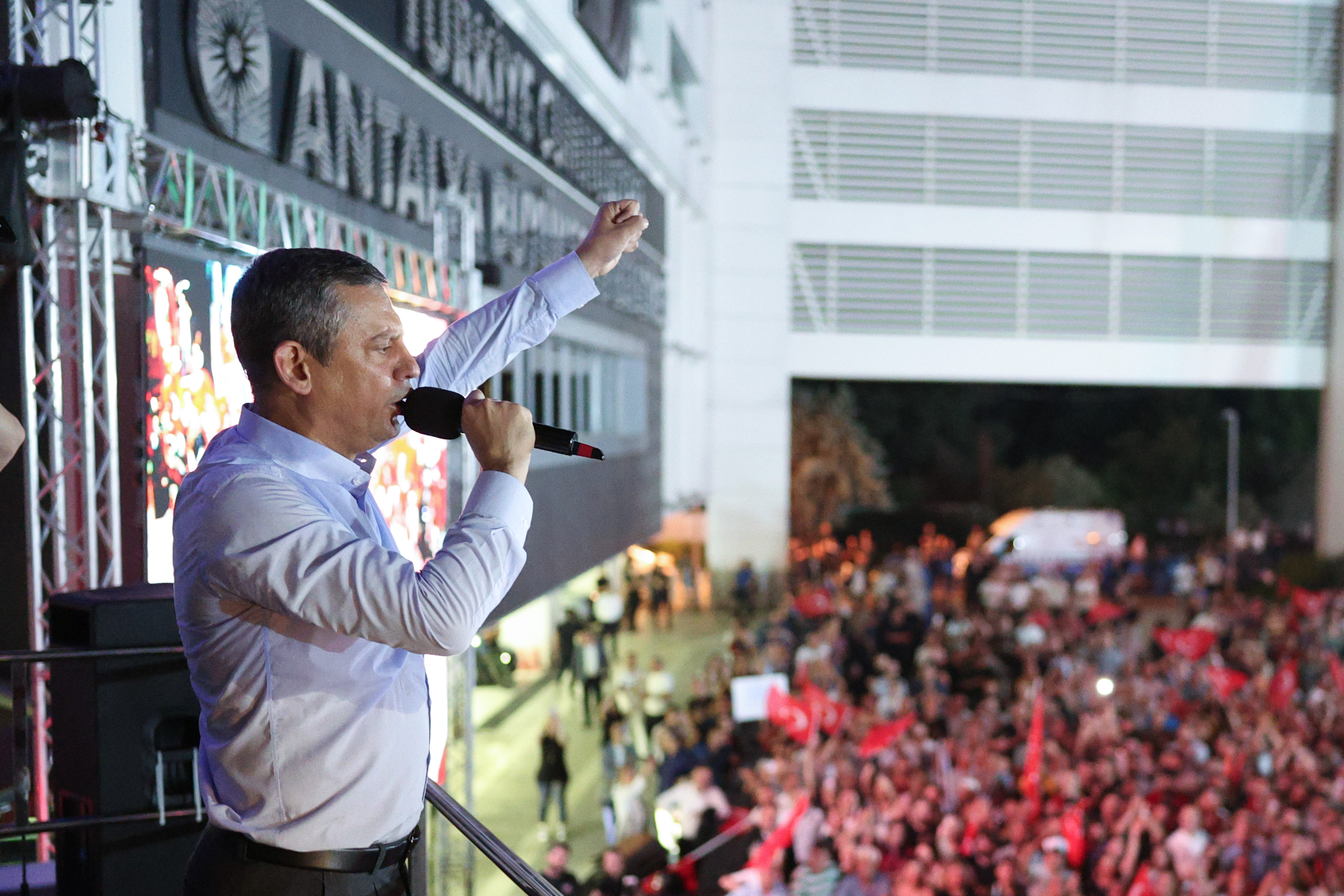 "CHP Lideri Özgür Özel Antalya’da Miting Düzenledi"
