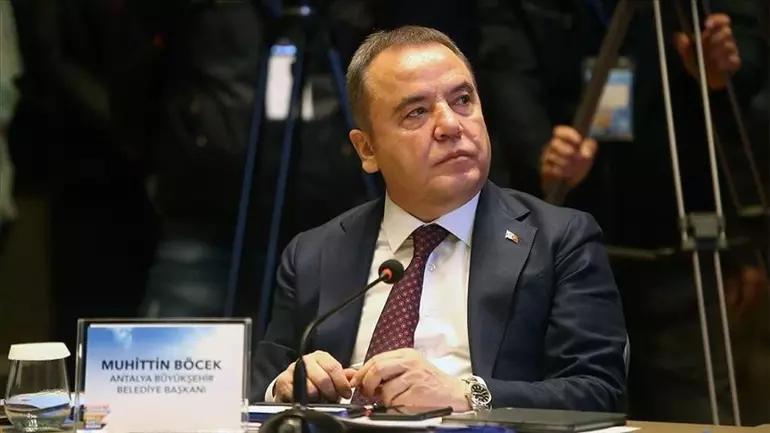 Tutuklu bulunan Muhittin Böcek kalp rahatsızlığı nedeniyle hastaneye kaldırıldı