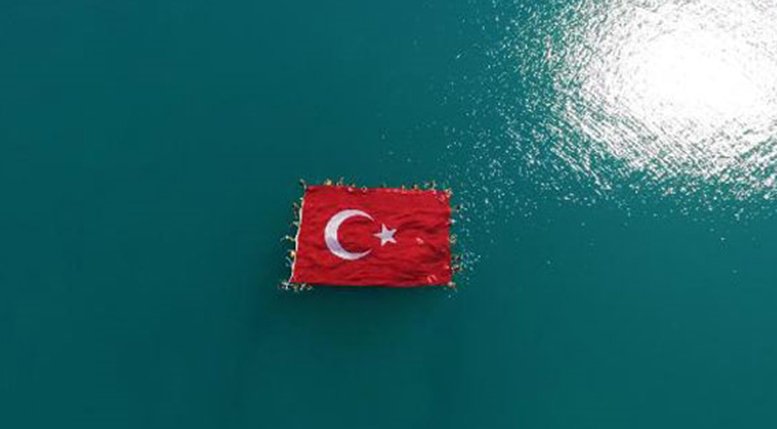 Antalya'da 15 Temmuz Anısına Denizde Türk Bayrağı Açıldı