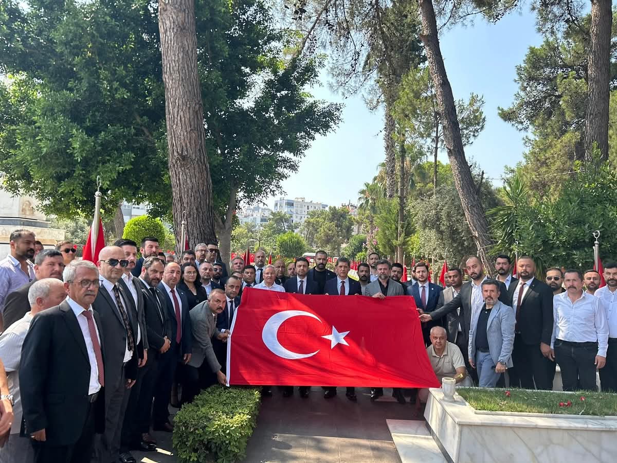 AK Parti İl Başkanı Ali Çetin’den Şehitlik Ziyareti: “Millet Eğilmedi, Türkiye Yenilmedi”