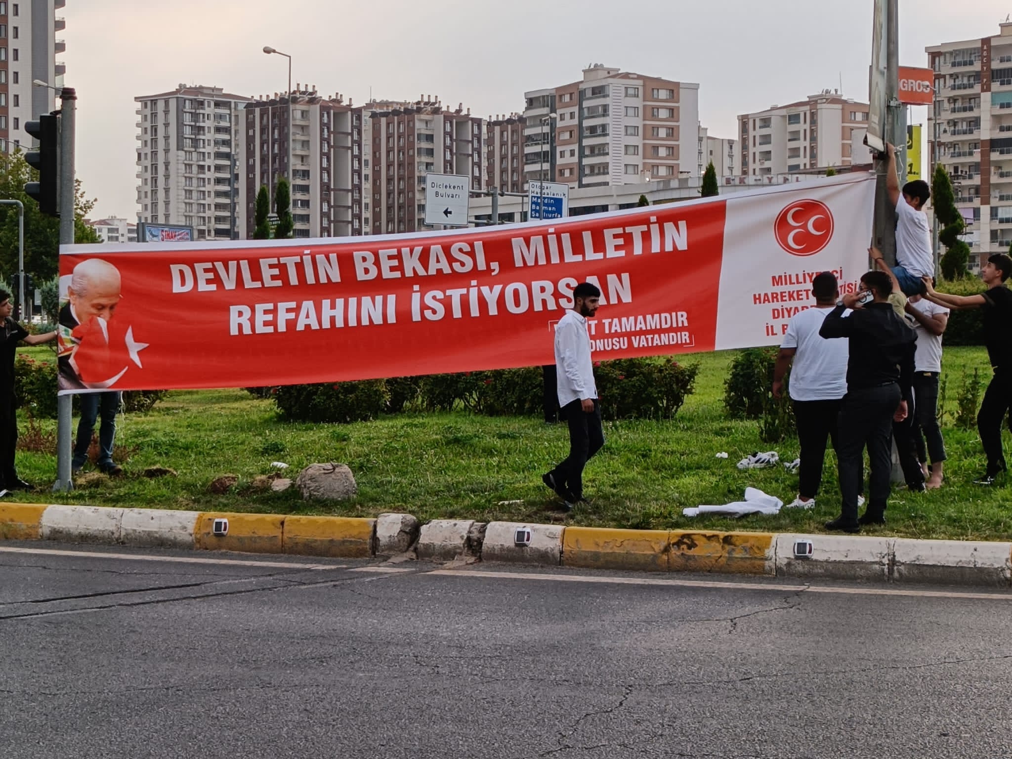 MHP Diyarbakır İl Teşkilatı 1919 Türk Bayrağı Dağıtım Töreni Düzenledi