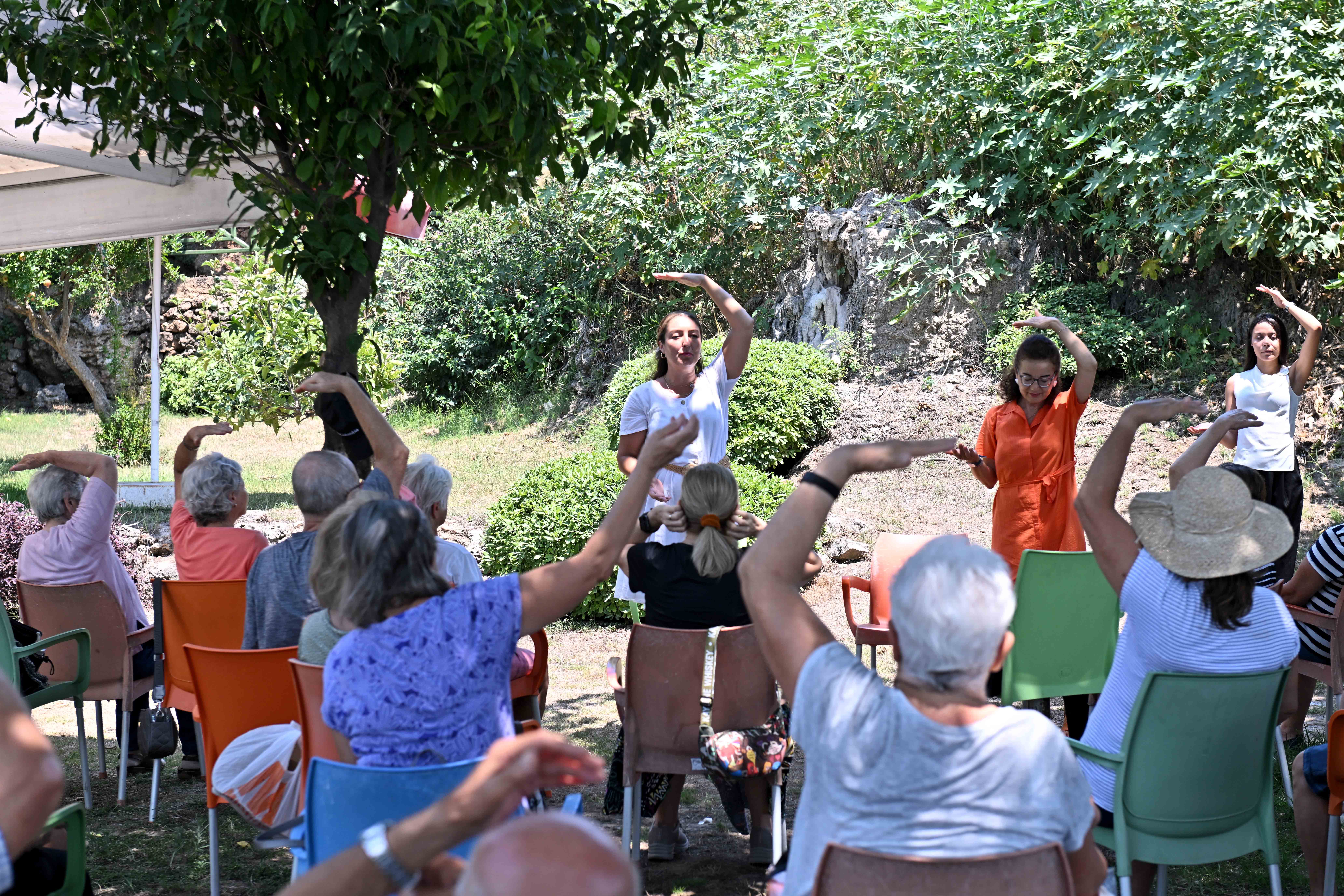 Yaşlı Evi’nde yoga ve meditasyon