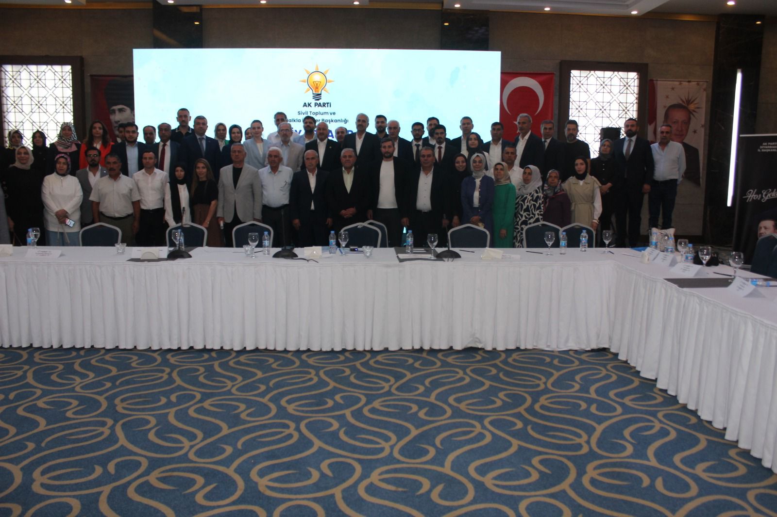 AK Parti, Diyarbakır’da Bölgesel Sivil Toplum ve Halkla İlişkiler Toplantısı Gerçekleştirdi