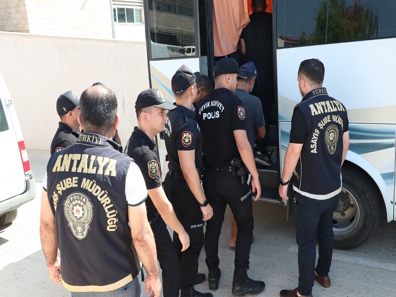 Aranan Şahıslara Yönelik Yapılan Eş Zamanlı Operasyonda 92 Kişi Yakalandı