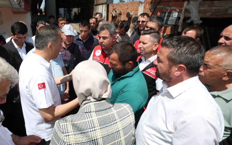 Bakanımız Sayın Yerlikaya, Balıkesir’in Kepsut İlçesinde Meydana Gelen Yangında Çok Sayıda Hayvanı Telef Olan Çiftçi Halil Temel’i Ziyaret Etti