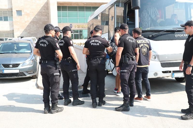 Aranan Şahıslara Yönelik Yapılan Eş Zamanlı Operasyonda 125 Kişi Yakalandı