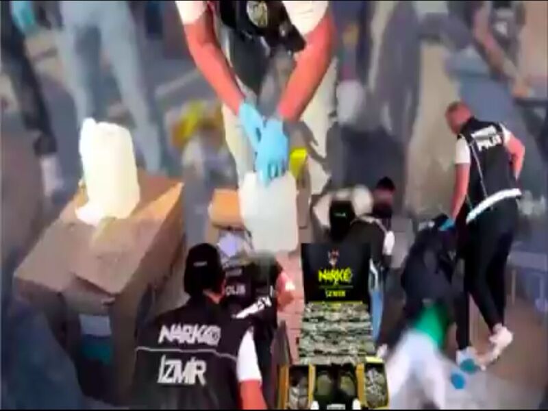 İzmir’de Uyuşturucu İmalatı Yapan Şüphelilere Yönelik Düzenlenen Operasyonda 127 Kg Bonzai Uyuşturucu Maddesi Ele Geçirildi