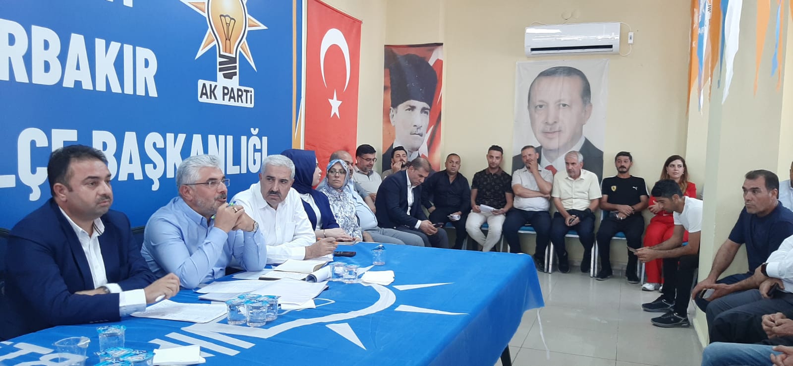 AK PARTİ'DE "KAPI KAPI GEZİP TERÖRSÜZ TÜRKİYE'Yİ ANLATIN" ALARMI