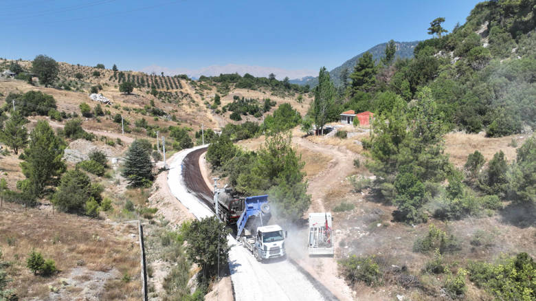 Kemer Ovacık Mahallesi'nin 3.5 kilometrelik yolu asfaltla buluştu