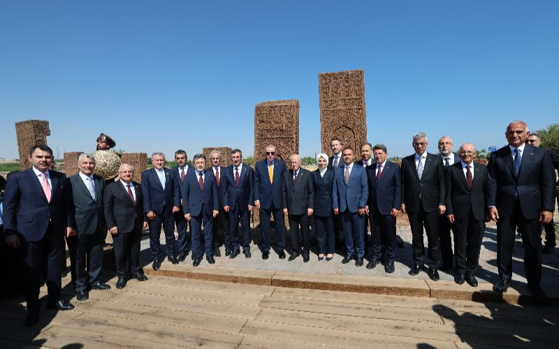 Bakanımız Sayın Yerlikaya, Cumhurbaşkanımız Sayın Erdoğan ile Malazgirt Zaferi'nin 954. Yılı İçin Düzenlenen Ahlat Etkinlik Alanı Programı'na Katıldı