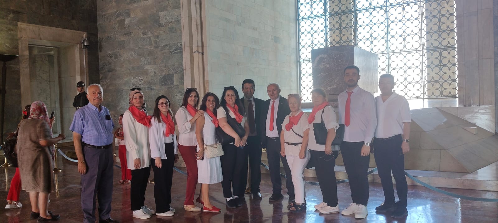 ANADOLU ÇINARLARI PARTİ TEMSİLCİLERİ ANITKABİR'DE ATA'NIN HUZURUNA ÇIKTI