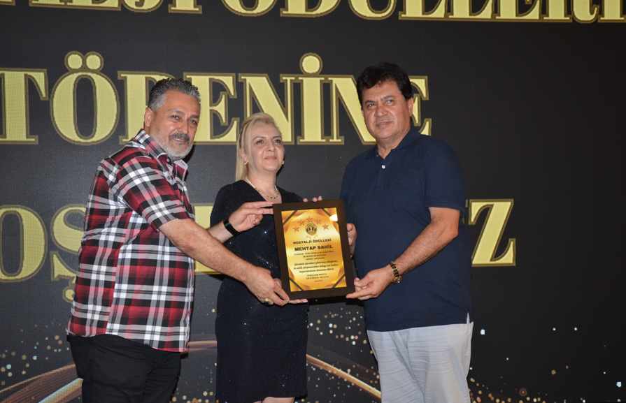 Nostalji Ödülleri’nde Mehtap Sahil’e Ödül Takdimi